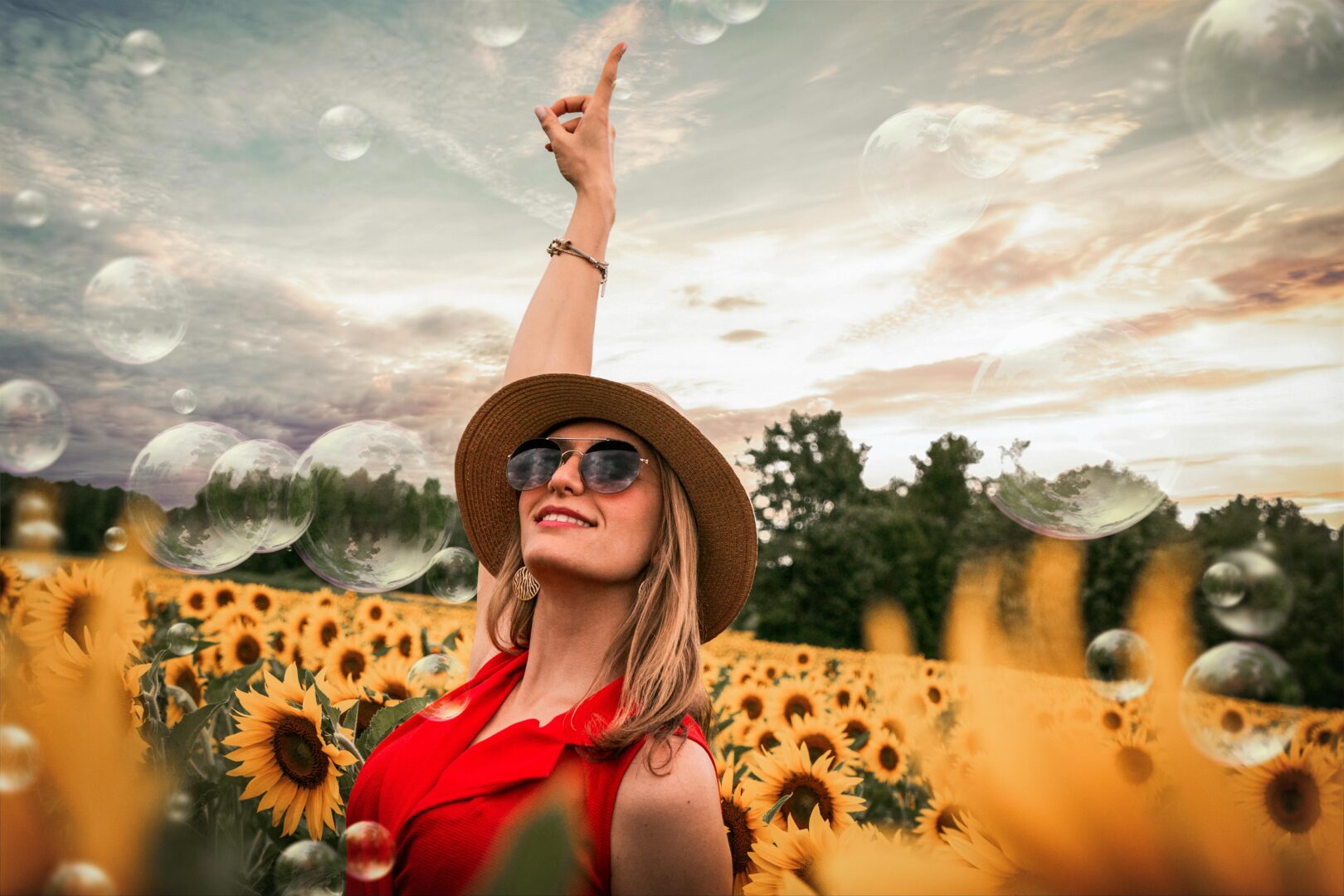L'image captivante semble incarner la force et l'optimisme. Une femme se tient au milieu d'un champ de tournesols, symbole de vitalité et de lumière. Son doigt pointé vers le ciel évoque une connexion avec quelque chose de plus grand, peut-être une source d'inspiration, de gratitude ou de motivation. La posture de la femme, debout dans un champ florissant, suggère une confiance en soi et une détermination à atteindre de nouveaux sommets. Les tournesols qui l'entourent renforcent l'idée de croissance, de renouveau et de rayonnement positif. Cette image pourrait être interprétée comme une représentation visuelle d'une mentalité gagnante, où l'on puise dans la beauté de l'environnement naturel pour nourrir l'esprit et cultiver une attitude positive. C'est un rappel inspirant que, tout comme les tournesols se tournent vers le soleil, nous aussi, en cultivant un état d'esprit positif, pouvons trouver la force et la lumière pour nous élever au-dessus des défis.